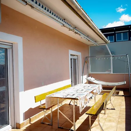 Ana - Family Friendly זאדאר